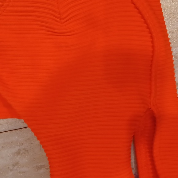 Hollister Swim Bright Orange Ribbed Keyhole Cut-Out Scooped Bikini Top - Picture 2 of 4